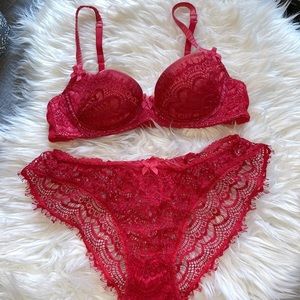 Gorgeous Christmas lingerie set by Mimi Holliday